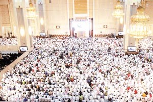 حضور غفير من الرجال يتابع محاضرة الخراز