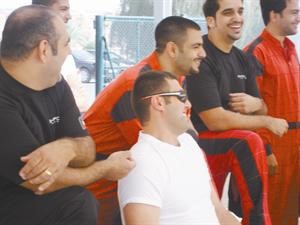 خالد المرزوق وخالد المضف وخليفة المرزوق وفيصل العثمان وطلال المضف وكريكوريتابعون السباق بسعادة كبيرة
