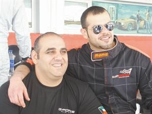 محمد اليوسف ومدير الورشة كريكور يتابعان السباق
