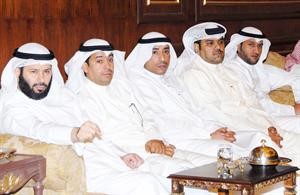 دفيصل المسلم وعدد من الحضور
