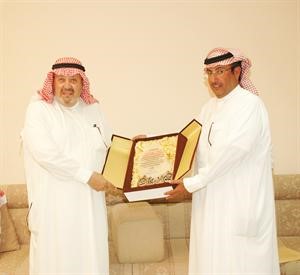 راكان بن حثلين مكرما امين سر جمعية الصحافيين فيصل القناعي﻿