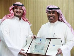 عبدالله الزيد مكرما احد رؤساء اقسام التسجيل في التطبيقي