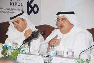 فيصل العيار متحدثا خلال عمومية مشاريع الكويت القابضة فريال حماد