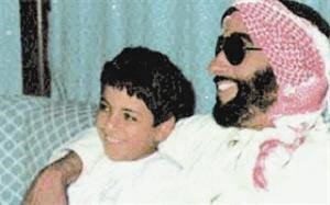 الشيخ احمد بن زايد طفلا مع والده الشيخ زايد ال نهيان﻿