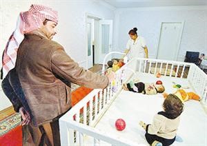 الشيخ احمد بن زايد في احدى دور رعاية الايتام التي يكفلها في اوزبكستان﻿