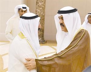 صاحب السمو الامير قبيل مغادرته الى الامارات وفي وداعه السفير الاماراتي حسن الخيال