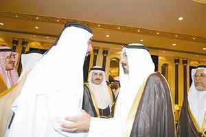 الشيخ دمحمد الصباح معزيا ويبدو الشيخ خالد العبدالله والشيخ علي الجراح