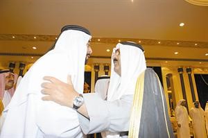 الشيخ مشعل الاحمد معزيا رئيس الامارات