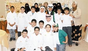 الطلبة ومدرساتهم في لقطة تذكارية
