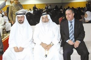 عبدالسميع احمد وعبداللطيف العوضي وعبدالله الكندري خلال حفل التكريم﻿