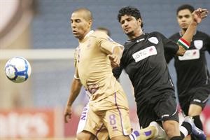 اپ﻿﻿لاعب الشباب مساعد ندا يحاصر البرازيلي ايمرسون لاعب العين﻿