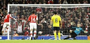 لاعب ارسنال الاسباني فرانشيسك فابريغاس يسجل هدف التعادل من ركلة جزاء في مرمى برشلونة 												 		رويترز﻿