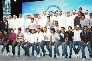 الشيخ احمد الفهد وفيصل الجزاف والشيخ احمد اليوسف ودحمود فليطح وخالد الحربان وعدد من الحضور يتوسطون لاعبي الازرق المكرمين كرم دياب
