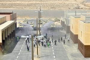 القاء قنابل الغاز المسيل للدموع لتفريق المتظاهرين
﻿
