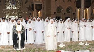 رئيس دولة الامارات صاحب السمو الشيخ خليفة بن زايد ال نهيان في مقدمة المصلين على جنازة الشيخ احمد بن زايد رويترز
