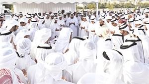 الدعاء على قبر الراحل احمد بن زايد بعد ان واراه الثرى رويترز
