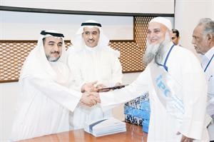 محمد الانصاري مكرما احد الدارسين انور الكندري
