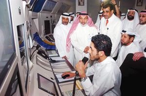 احد المراقبين الجويين يقوم بعملية ارشاد للطائرات في اجواء الكويت
﻿