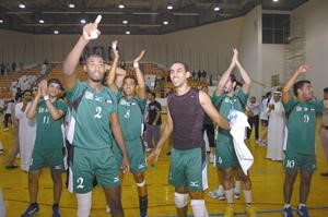 عبدالله جاسم يحتفل مع لاعبي العربي بالفوز بالكاس الموسم الماضي