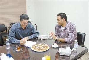 ضيف ديوانية الانباء عبدالله جاسم يرد على اسئلة الزميل احمد حسين
