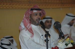 الشاعر مبارك ابوظهير يلقي قصيدته للفهد