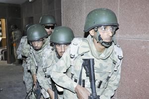 افراد الكتيبة يقتحمون المبنى
﻿