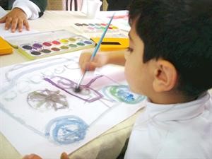 احد اطفال التوحد يبدع في رسم لوحة﻿