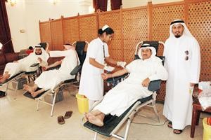 عبدالله المصيليت يتابع حملة التبرع بالدم
