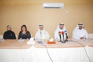 صلاح الغزالي والمشاركون في المؤتمر الصحافي﻿