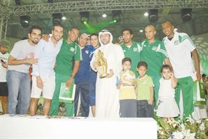 اسامة حسين وياسر ابل مع عدد من لاعبي النادي العربي في مناسبة سابقة﻿