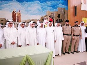 دفاضل صفر متوسطا قيادات البلدية خلال مشاركته في الاسبوع التوعوي في مدرسة عبدالله بن حذافة القرشي للبنين﻿