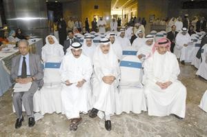 الشيخ محمد جراح الصباح يتقدم الحضور في عمومية البنك 
