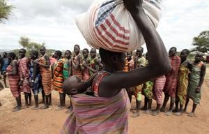 سودانيون ينتظرون معونة البرنامج العالمي للغذاء في مقاطعة اكواتوريا الجنوبية امس الاول	رويترز﻿