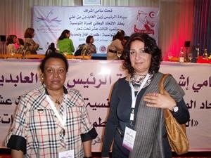 فاطمة البكر خلال مشاركتها في المؤتمر النسائي في تونس