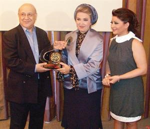 وتتسلم درعا تذكارية بالمناسبة