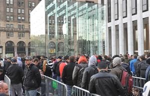 حشود من الراغبين في الحصول على جهاز اي باد الجديد في نيويورك