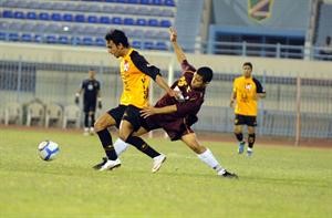 صالح الشيخ يحاول المرور من برازيلي النصر رودريغو ﻿﻿متين غوزال﻿