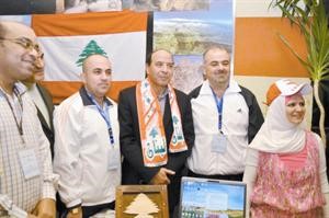 محافظ مطروح متشحا بالعلم اللبناني خلال افتتاح المعرض﻿