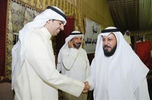مصافحة بين دضيف الله بورمية وخالد الطاحوس
