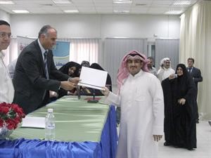 بنيان محمد البنيان يتسلم شهادته ﻿