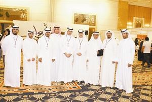 راعي المعرض معادل الخرافي مع اللجنة المنظمة من شباب جامعة الخليج﻿