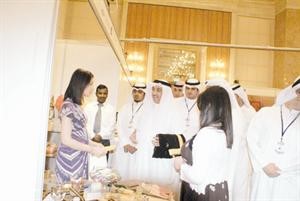  ويناقش احدى المشاركات في مشروعها﻿