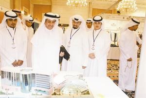 الخرافي يطلع على احد المشاريع﻿