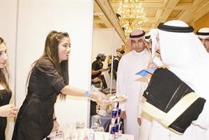 طالبة مشاركة تعرض منتجها على راعي المعرض﻿