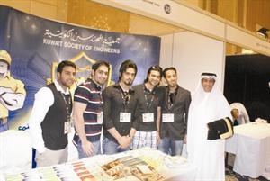 معادل الخرافي مع عدد من المهندسين الشباب في جناحهم﻿