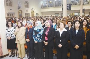 جانب من المشاركات في القداس