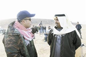 يعقوب المهنا يوجه السندباد راشد الماجد اثناء تصوير الكليب
