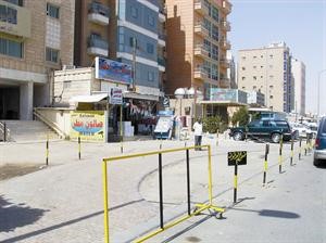 تعاون مع المرور لازالة الحواجز ولمنع استغلال الساحات﻿