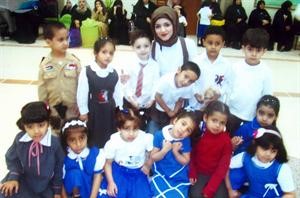 المعلمة نورة الكندري مع ابناء الصف 15
﻿