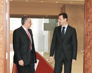 الرئيس السوري دبشار الاسد خلال استقباله النائب طلال ارسلان في قصر الشعب امس